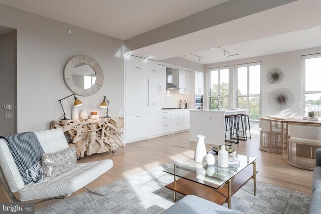 Building Photo - 333 8th St SE