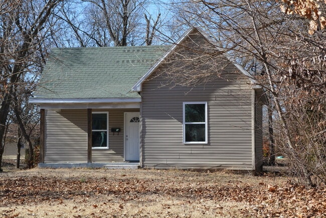 Building Photo - 2 Bedroom home, UPDATED