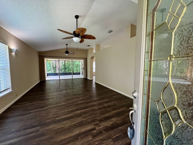 Building Photo - IMMACULATE 2/2 with FLEX ROOM in Country C...