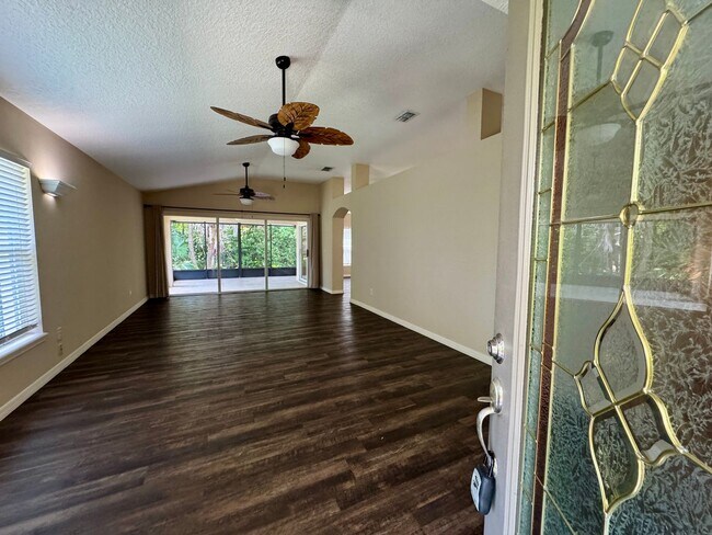 Foto del edificio - IMMACULATE 2/2 with FLEX ROOM in Country C...