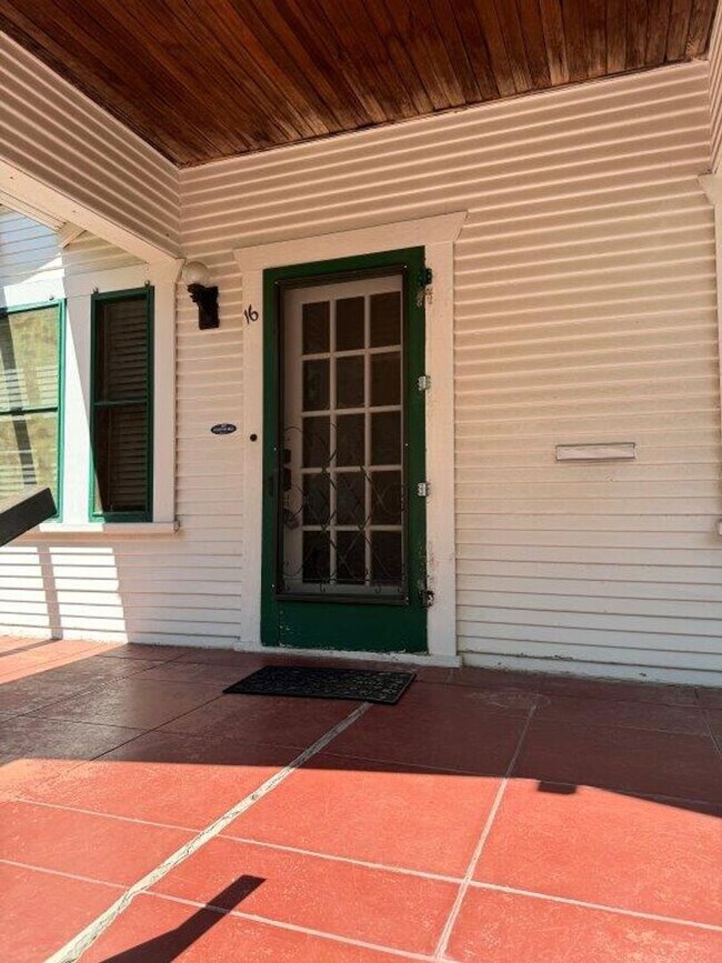 Building Photo - Charming Cottage for Rent in Historic Wood...