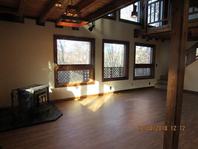 Building Photo - Beautiful tri-level home in Fairbanks for ...