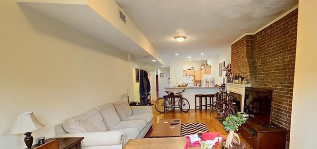 Building Photo - 1406 Beacon St