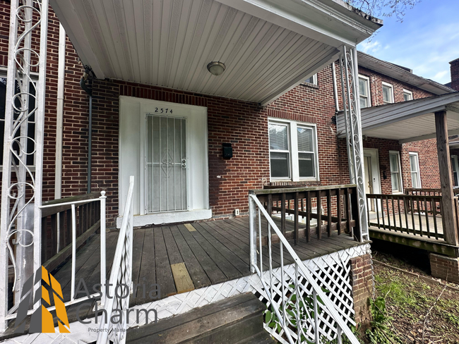 Building Photo - 4 bedroom 1 bath or 3 bedroom + den AVAILA...