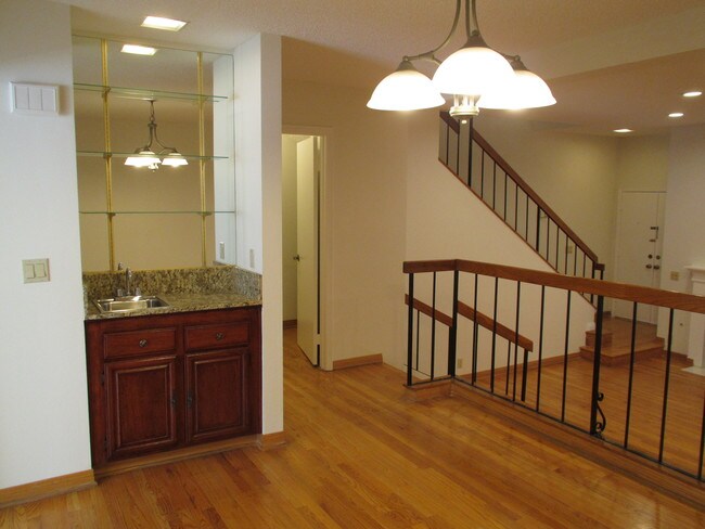 Foto del edificio - 452 W Huntington Dr