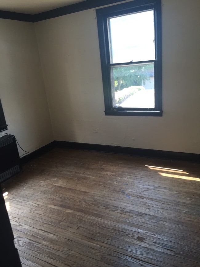 Building Photo - 3377 Parkview Ave