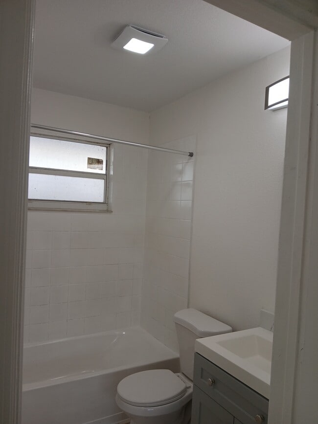 Building Photo - 1917 Smith Dr