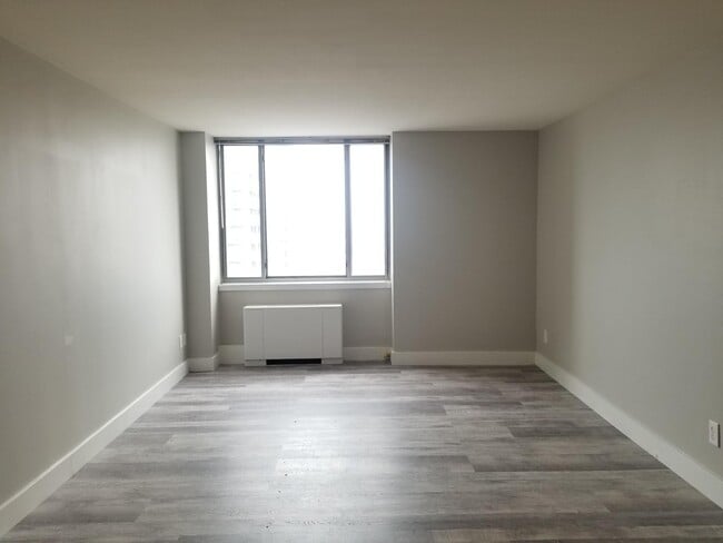 Living Room - 600 E 8th St