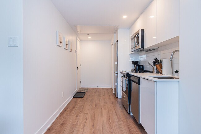 Building Photo - 1635 Rue St-Hubert