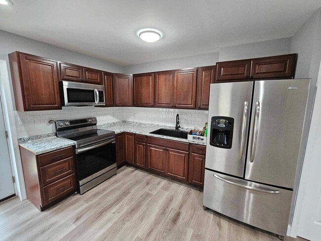 Building Photo - COMING SOON-4 Bedroom Townhouse in Essex