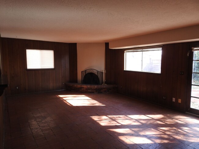 Building Photo - Large 4 Bedroom, 2 bath in NE Heights (Ava...