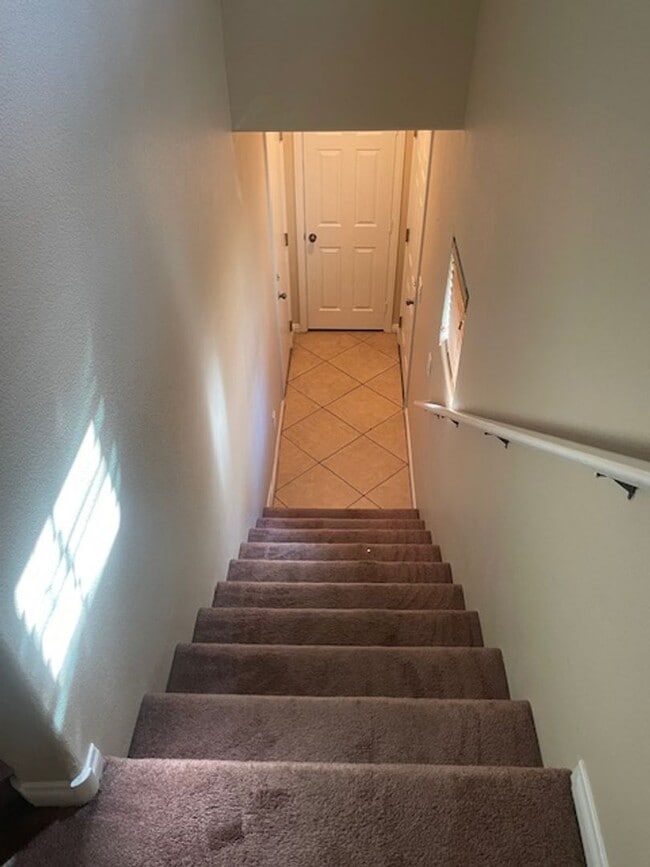 Building Photo - Upgraded 2 Bedroom Condo W/ 1 Car Garage N...