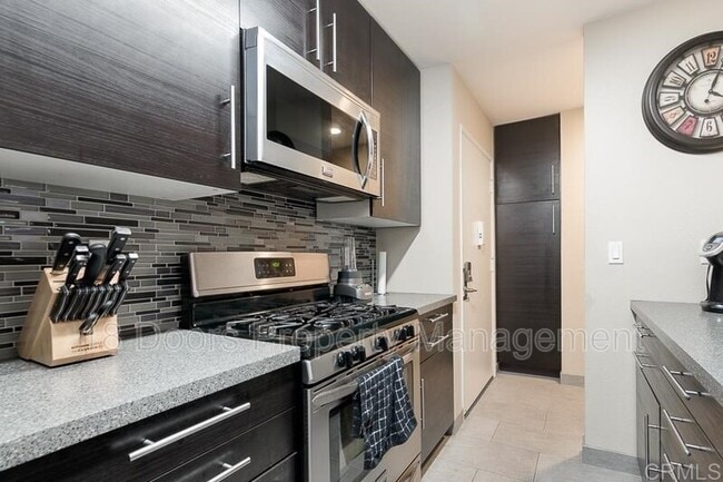 Building Photo - 1605 Hotel Cir S