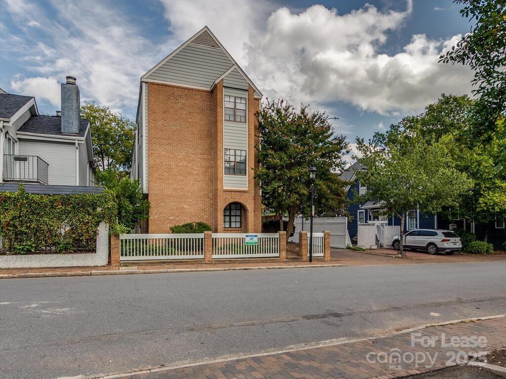 Foto principal - 406 W 9th St
