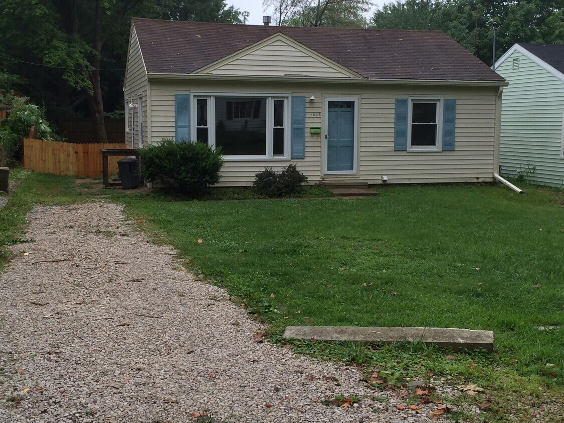 Primary Photo - 1028 E Maxwell Ln