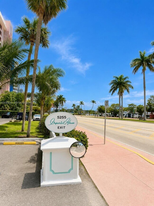 Foto del edificio - 5255 Collins Ave