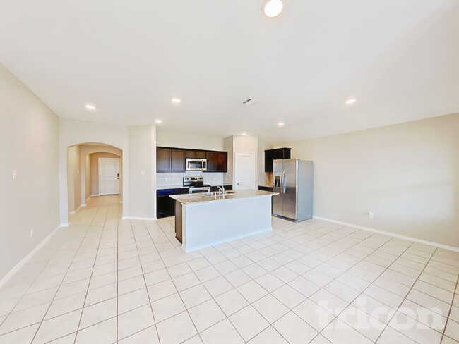 Building Photo - 916 Roland Dr