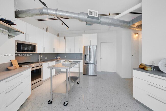 Foto del edificio - 10 SW South River Dr