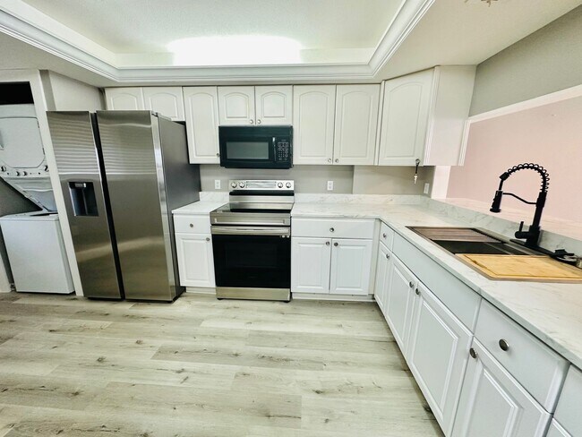 Building Photo - Gorgeous Waterfront condo on Island Estate...