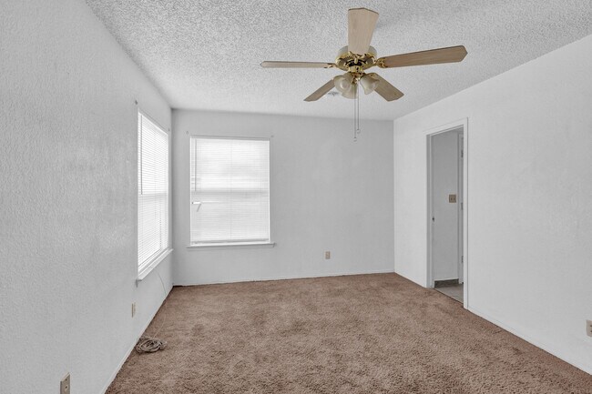 Foto del edificio - 1439 Jim Larabel Dr