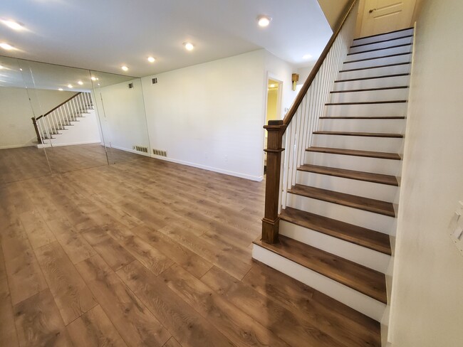 Building Photo - 618 Archwood Ave