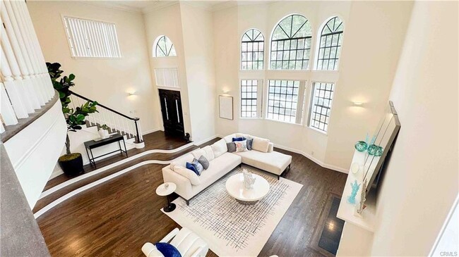 Vaulted Ceilings - 5851 Friends Ave