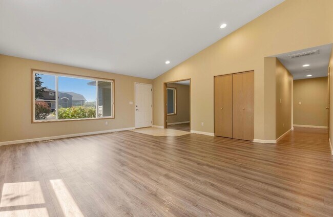 Building Photo - Beautiful 3 bedroom home situated on a lar...