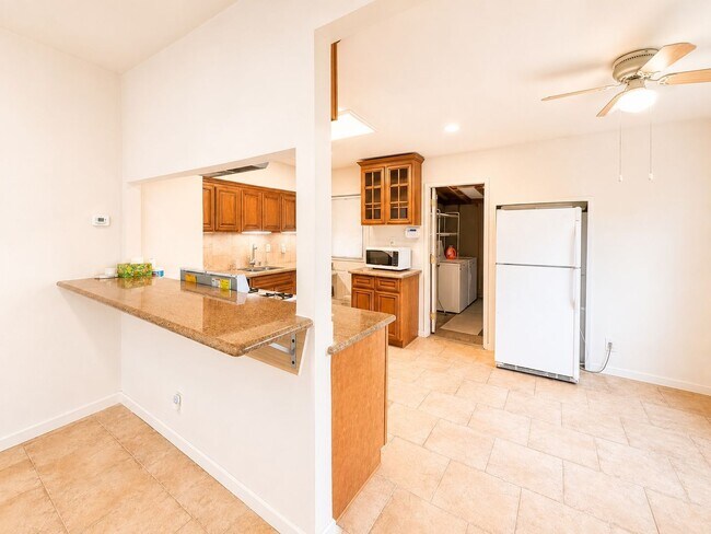 Foto del edificio - Bright, Updated Bungalow with 250 SF Bonus Sunroom