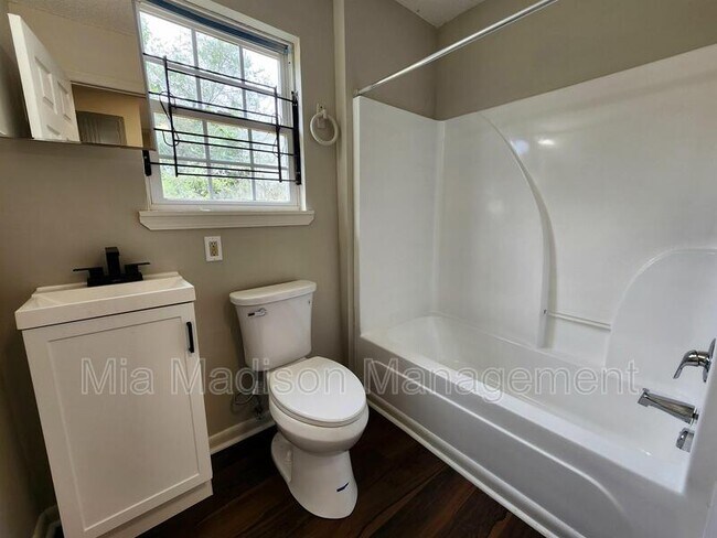 Foto del edificio - 628 W Anderson Ln