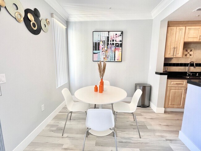 Foto del edificio - Gorgeous Remodeled 1 Br 1 Ba Furnished Luxury Condo w/all Utilities Included in Rent