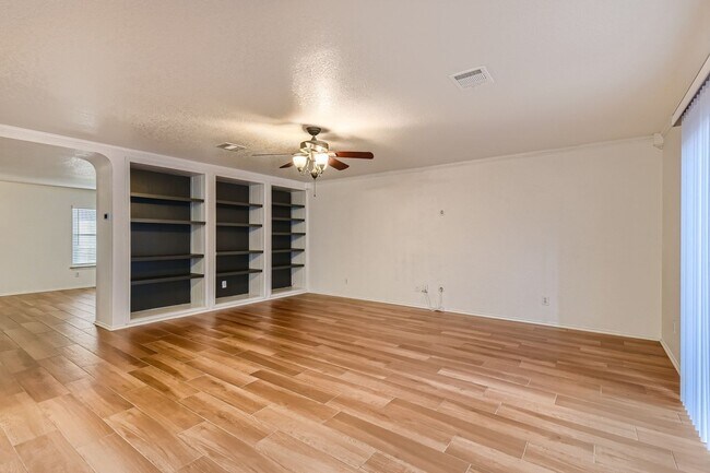 Building Photo - Spacious  3 bedroom house for rent with patio perfect for entertaining