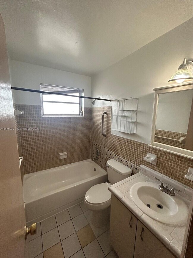 Foto del edificio - 1581 NE 8th St