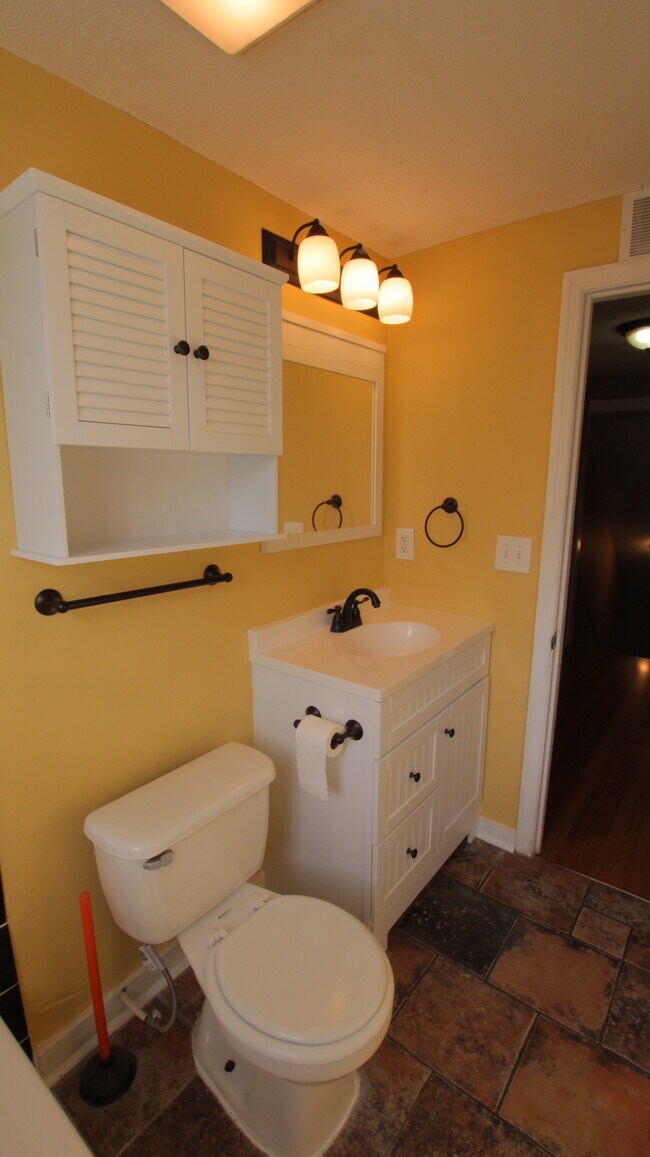 2nd floor full bath - 1206 B Keller Ave