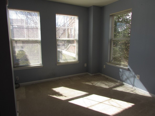 Building Photo - 424 Ava Way