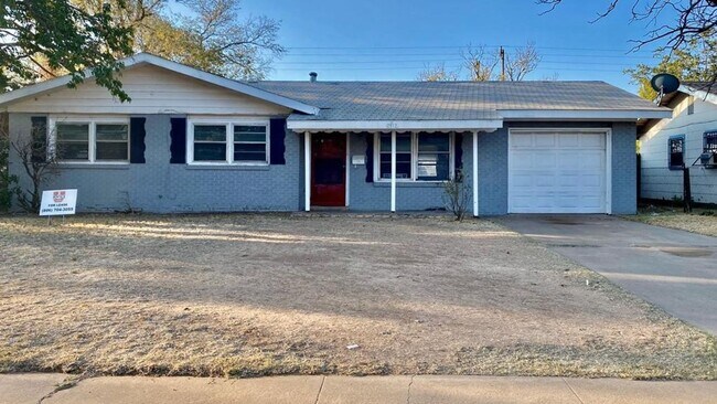 Foto del edificio - Handyman Special $0 First Month's Rent / “You fix, you SAVE BIG!!” Contact Mayshell for details: ...