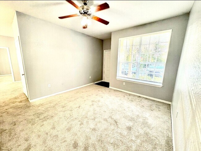Foto del edificio - 819 Grand Regency Pointe