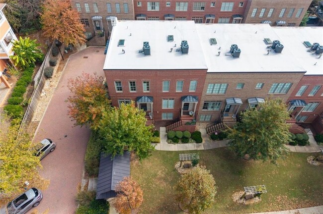 Building Photo - 821 Virginia Park Cir NE