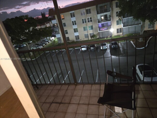 Building Photo - 4156 Inverrary Dr