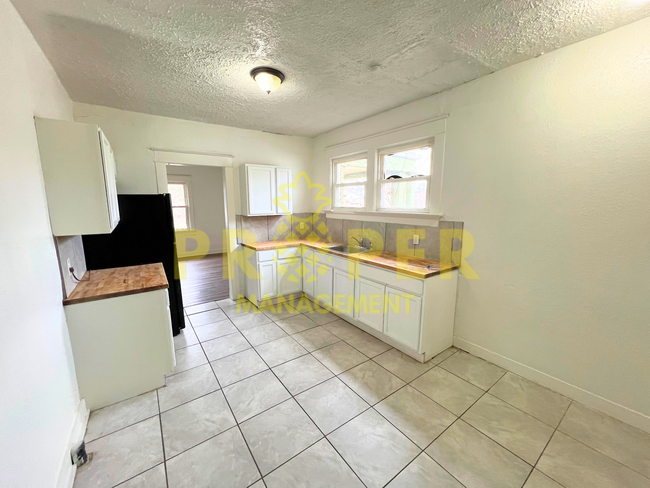 Foto del edificio - 4 bedrooms 2 bathrooms house with a lot of...