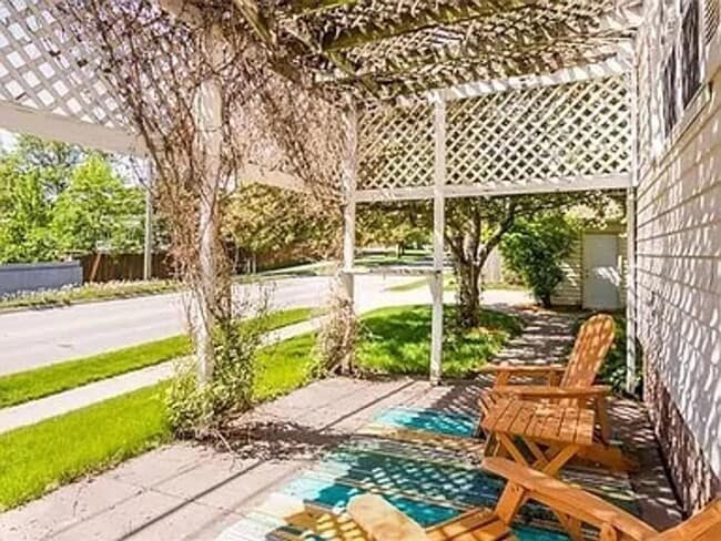 Building Photo - Adorable renovated cottage in University H...