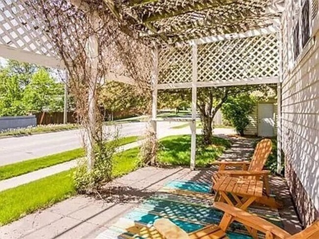 Foto del edificio - Adorable renovated cottage in University H...
