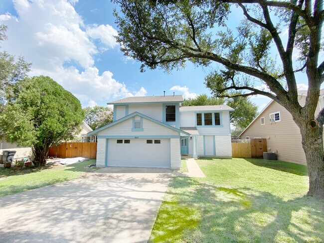 Foto del edificio - 6803 Luckenbach Ln