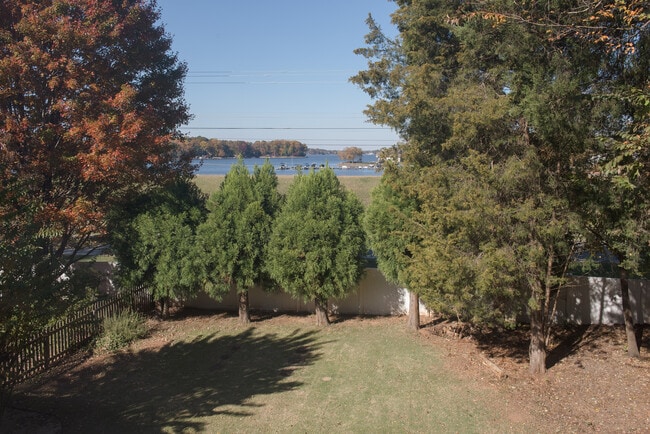 Foto del edificio - 16015 Kelly Park Cir