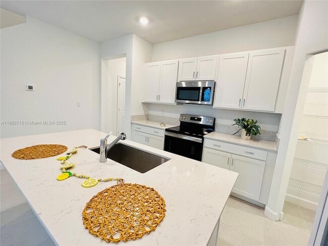 Foto del edificio - 6949 Harbours Edge Ave