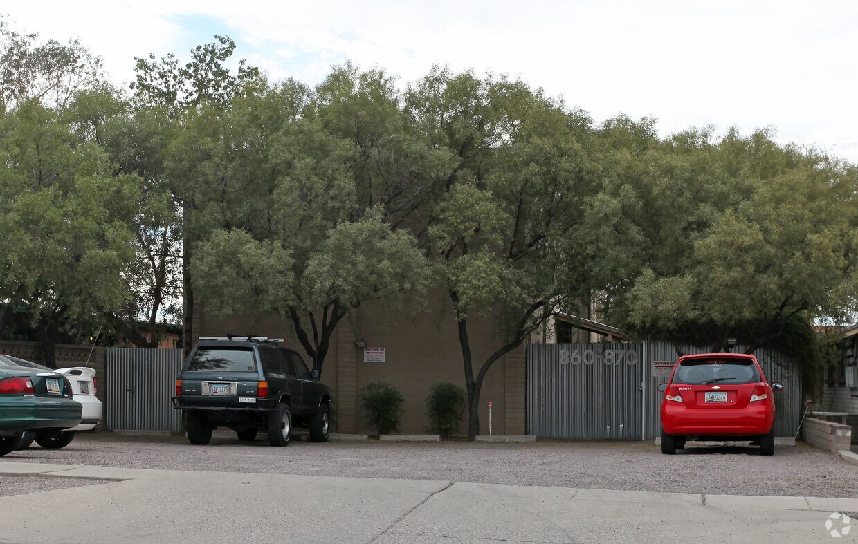 Primary Photo - 860 E 10th St