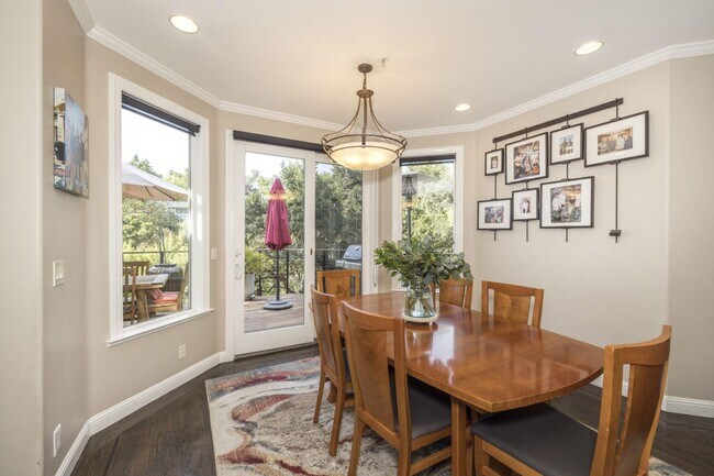 Foto del edificio - 3361 Oak Knoll Dr