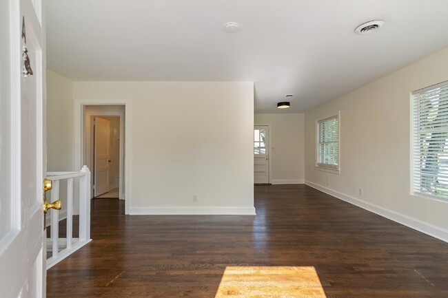 Foto del edificio - Freshly renovated duplex near Charlotte Av...