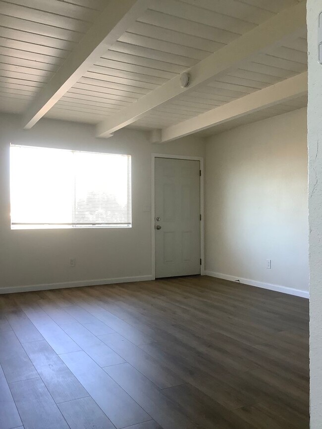 Building Photo - Newly Remodeled Upstairs 2 Bedroom 1 Bath ...