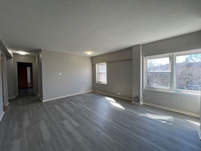 Building Photo - 7327 N Rogers Ave