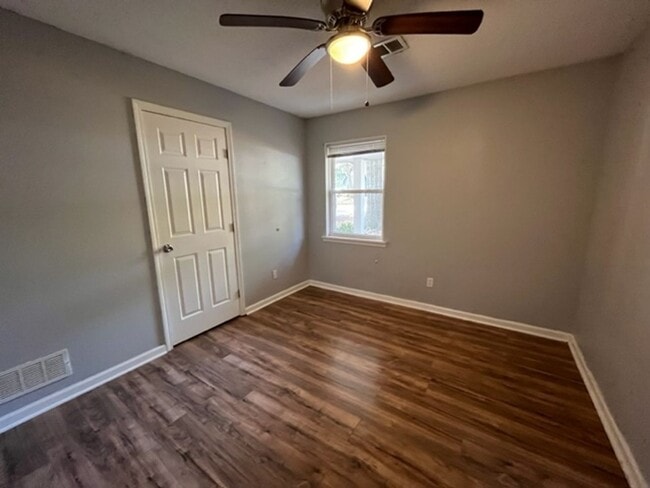 Building Photo - Renovated 3 Bedroom 1.5 Bath Home for Rent!